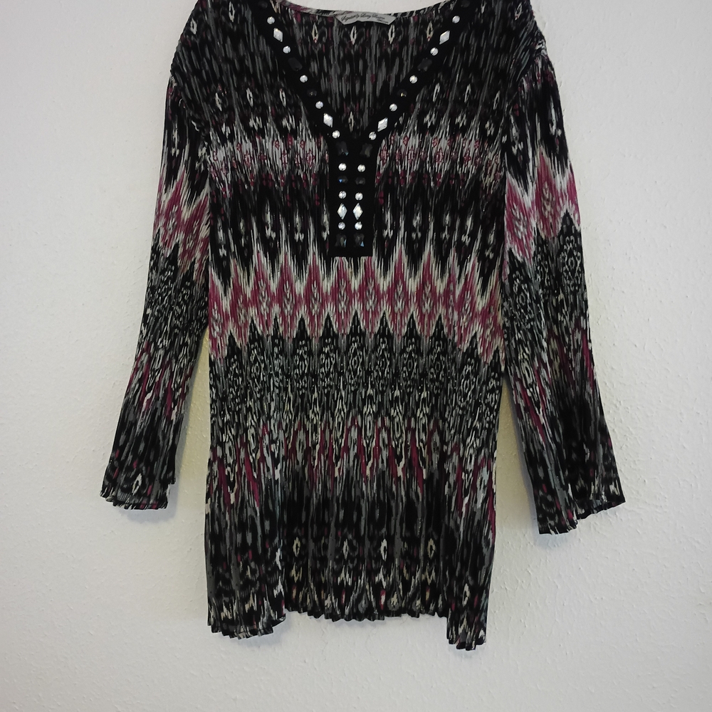 Women's size 2XL by Larry Levine embellished front 3/4 sleeve top